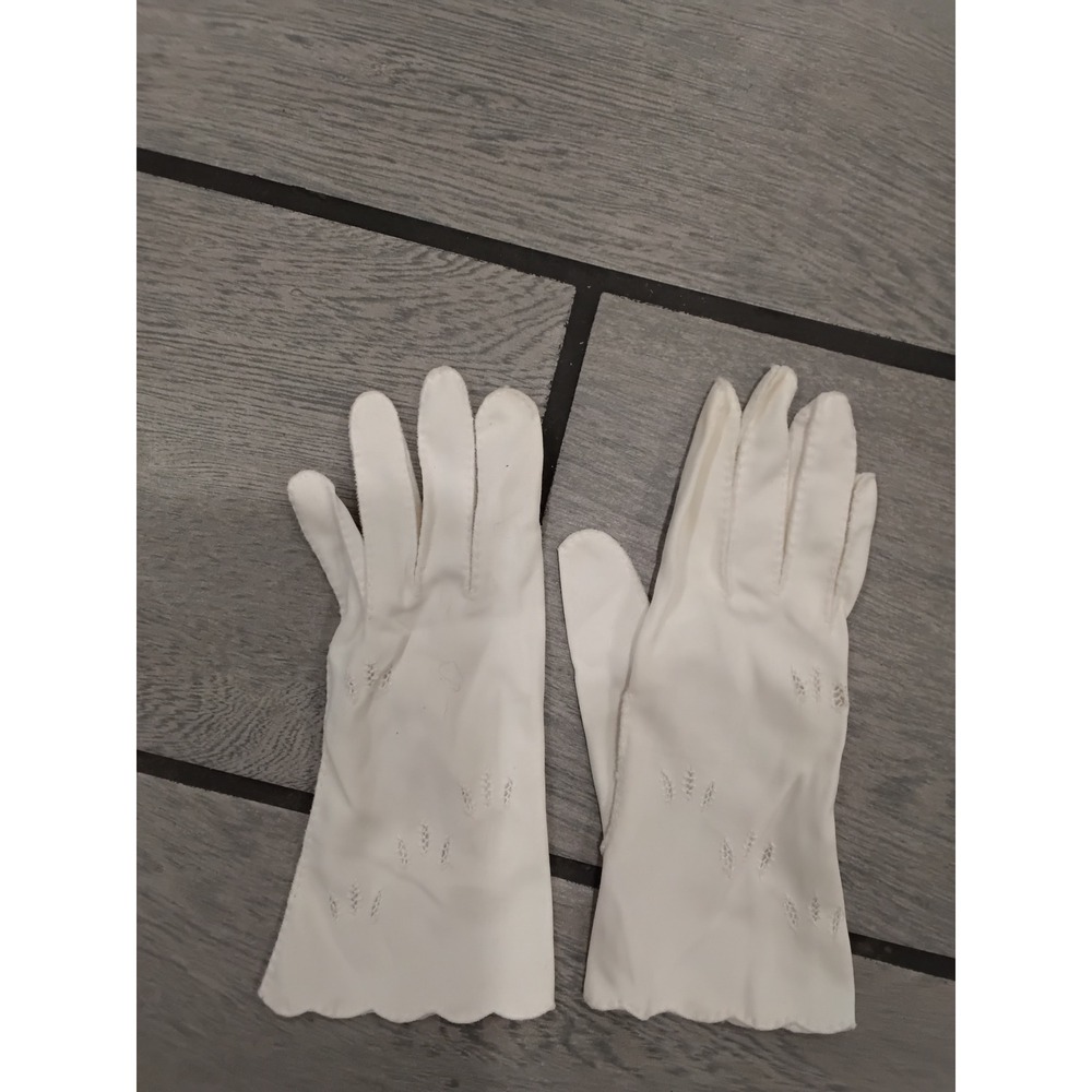 Vintage White Dress Gloves Embroidered Floral Scalloped Hem Formal Wedding Tea